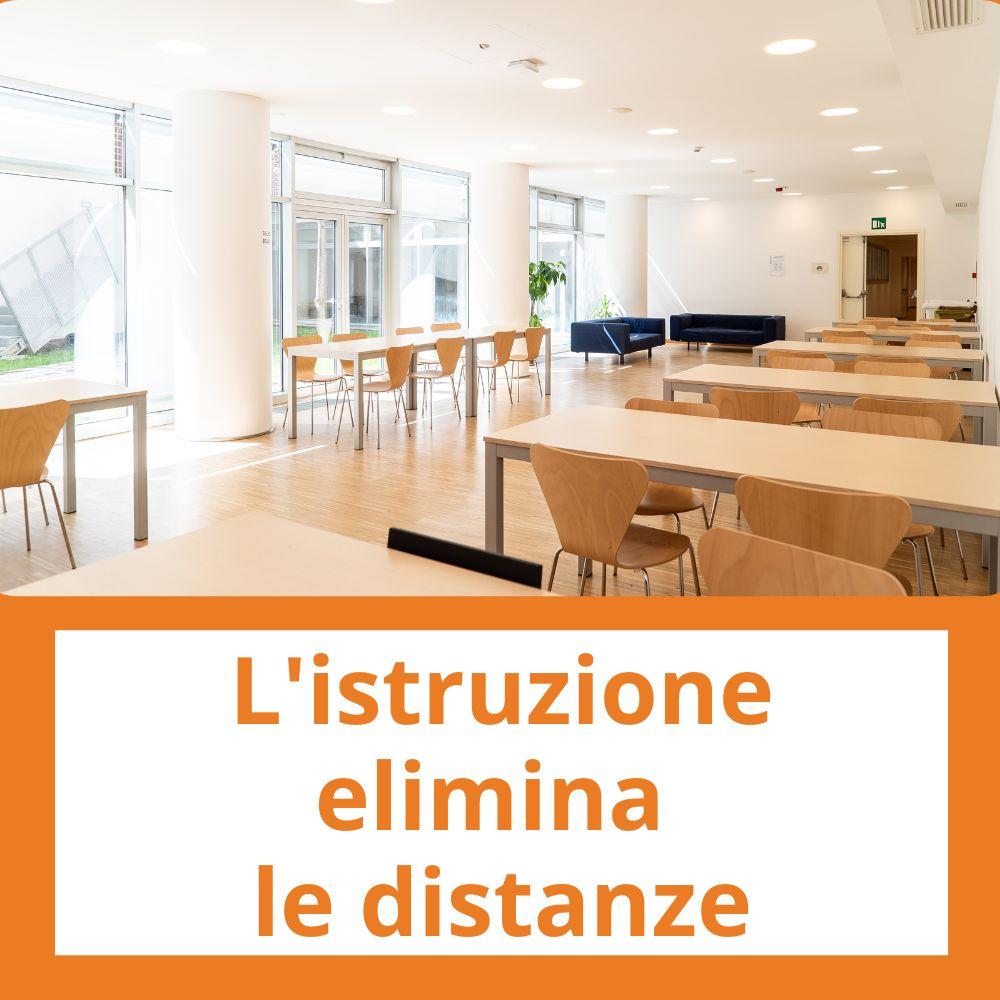Immagine con link ad articoli su temi simili. L'immagine di un'aula vuota rimanda all'articolo intitolato: L'istruzione elimina le distanze