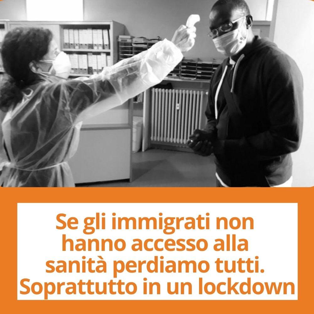 Immagine con link ad articoli su temi simili. Una infermiera che misura la temperatura a un uomo di colore rimanda ad un articolo intitolato: Se gli immigrati non hanno accesso alla sanita' perdiamo tutti. Soprattutto in un lockdown