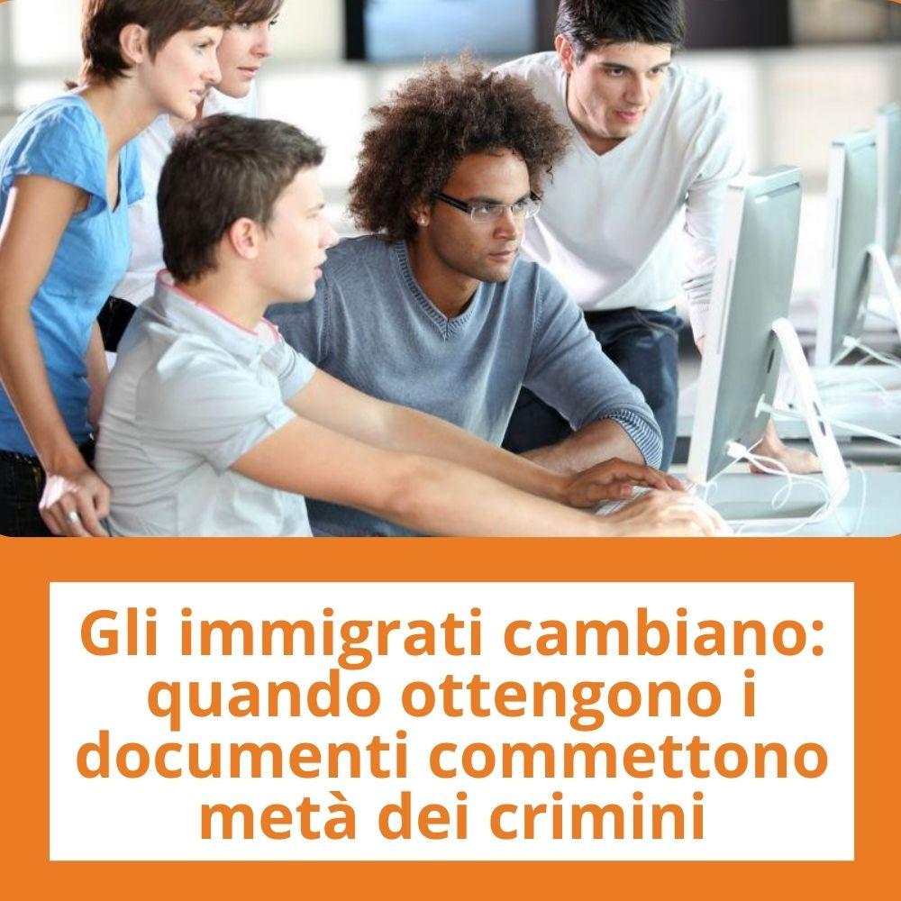 Immagine con link ad articoli su temi simili. Degli studenti di varie nazionalitÃ  davanti a un computer rimanda d un articolo intitolato: Gli immigrati cambiano: quando ottengono i documenti commettono meta' dei crimini