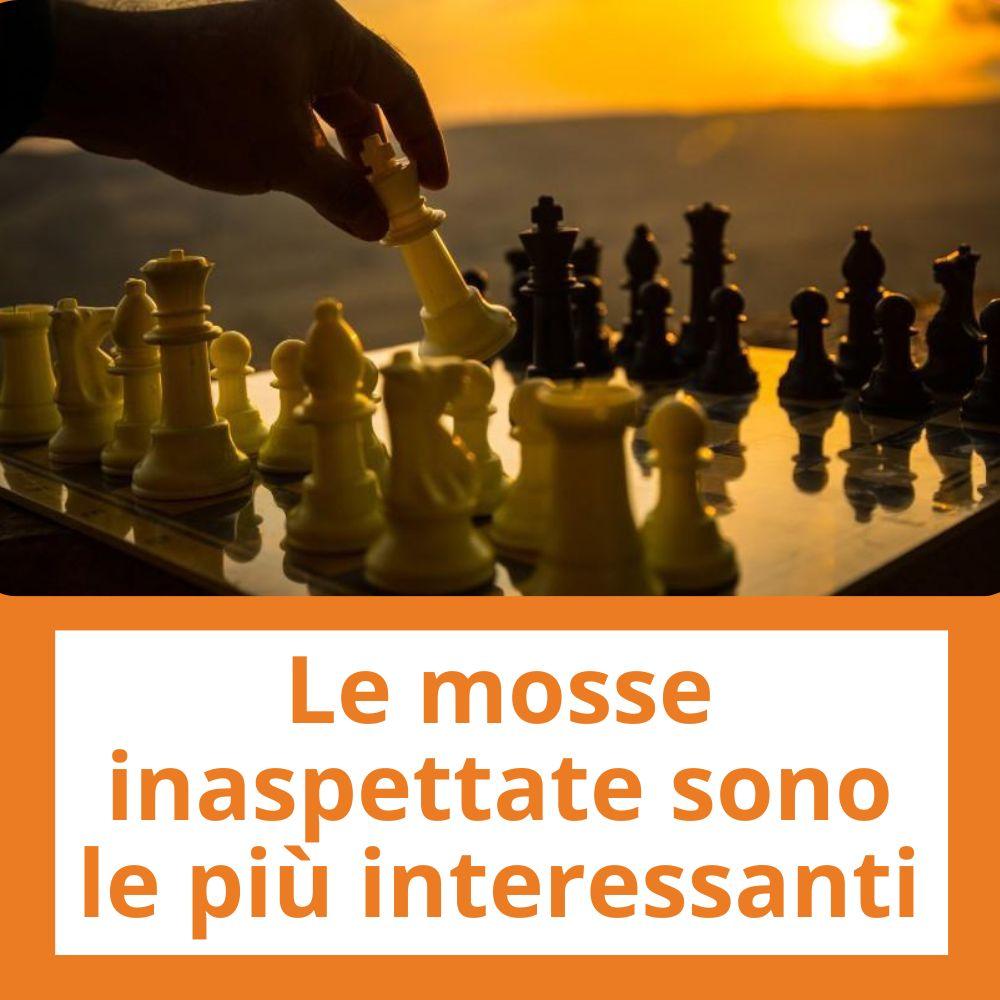 Immagine con link ad articoli su temi simili. L'immagine di una mano che sta facendo una mossa di scacchi rimanda all'articolo intitolato: Le mosse inaspettate sono le piÃ¹ interessanti