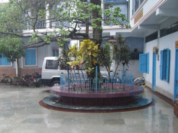 Car in courtyard in the rain