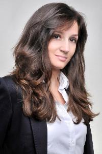 Elena's headshot