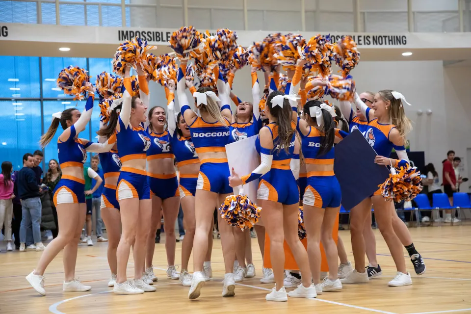 Cheerleaders in the Bocconi Sport Center.