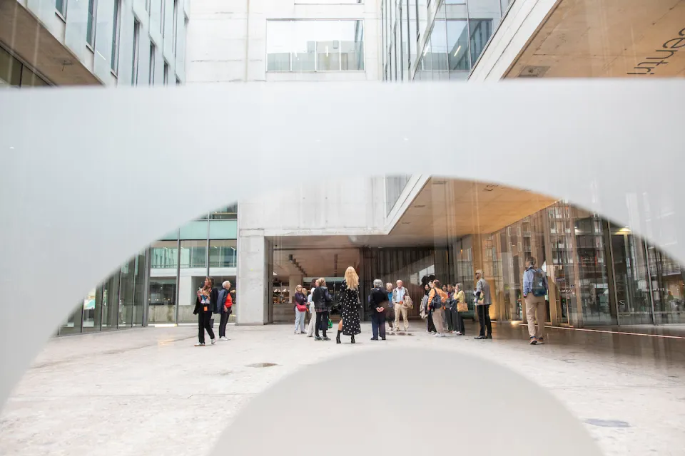 Visitatori degli spazi dell'edificio di via Röntgen.