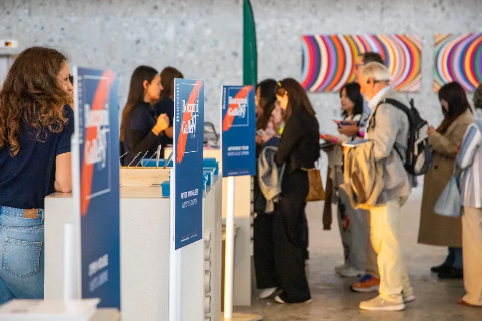 Visitatori in fila attendono l'inizio della visita guidata alla Bocconi Art Gallery.