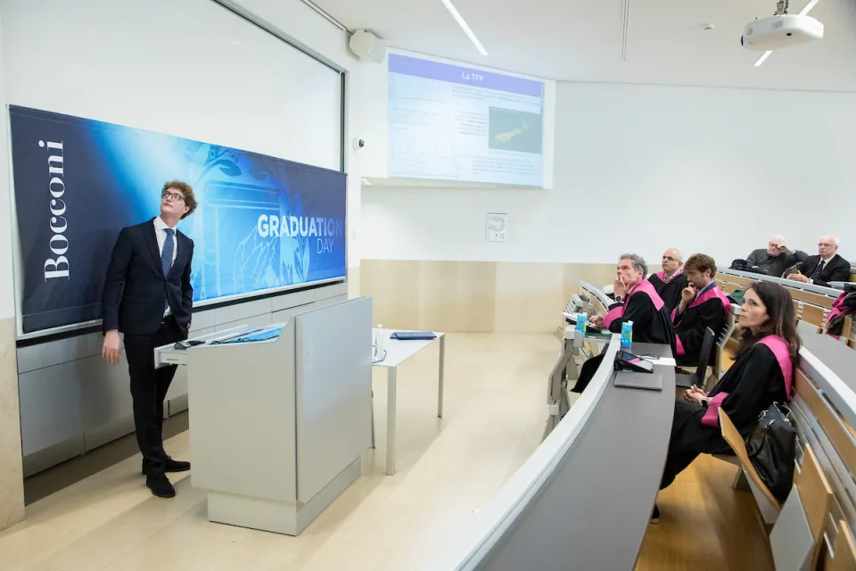 A student discussing his thesis in front of the Degree Board.
