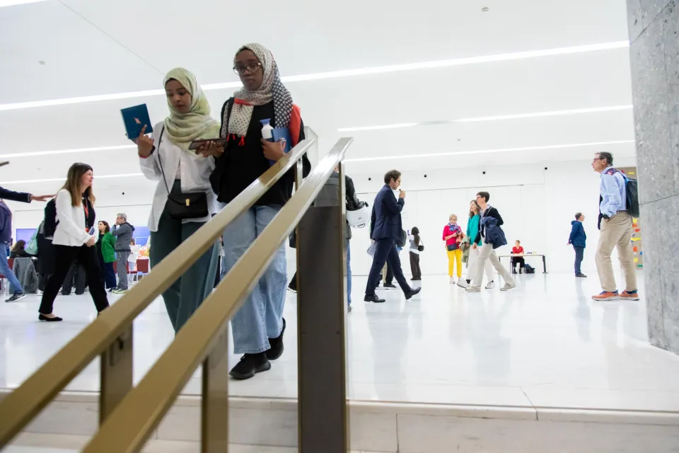 Studentesse international in visita alla Bocconi Art Gallery.