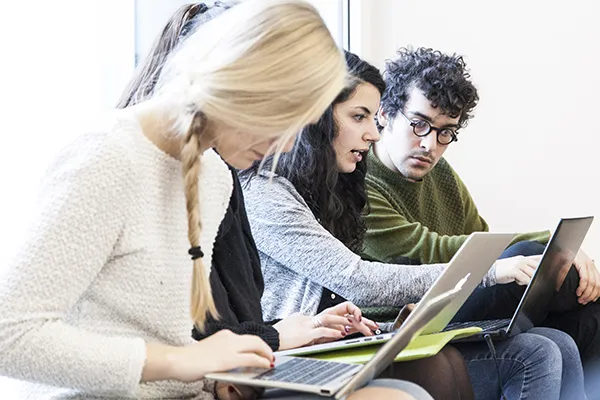 Gruppo di studenti on campus