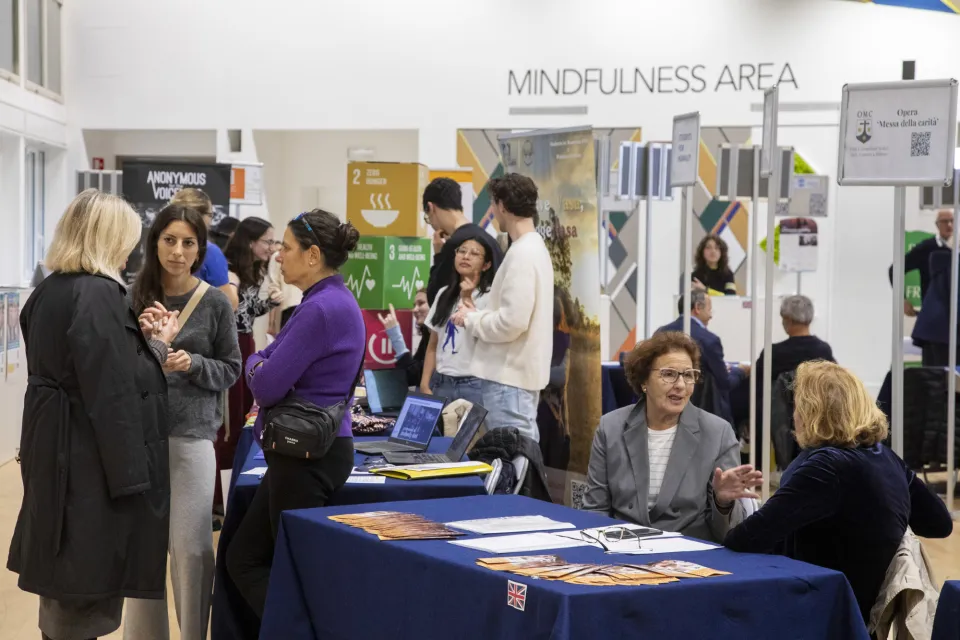 Banchetti di presentazione delle associazioni di volontariato negli spazi di Campus Life in via Bocconi 12.