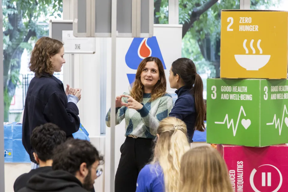 Volontaria dell'AVIS chiacchiera con delle studentesse negli spazi di Campus Life in via Bocconi 12.