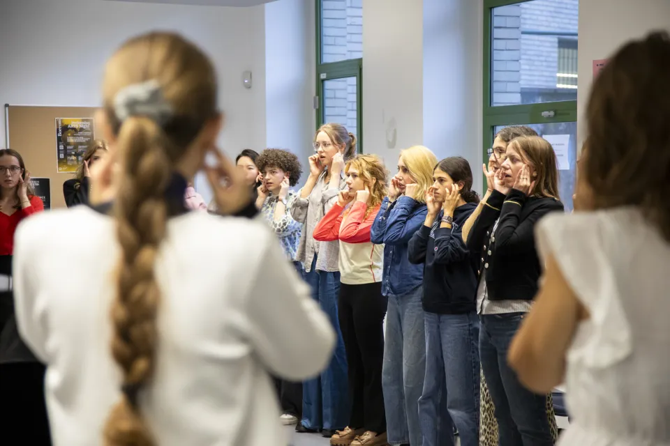 Studenti esercitano la voce per una lezione di musica negli spazi di Campus Life in via Bocconi 12.
