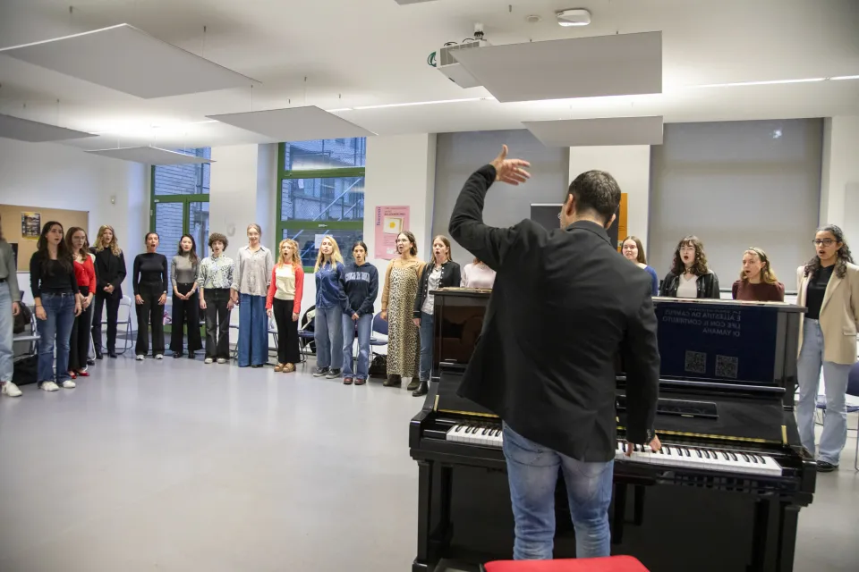 Studenti esercitano la voce per una lezione di musica negli spazi di Campus Life in via Bocconi 12.