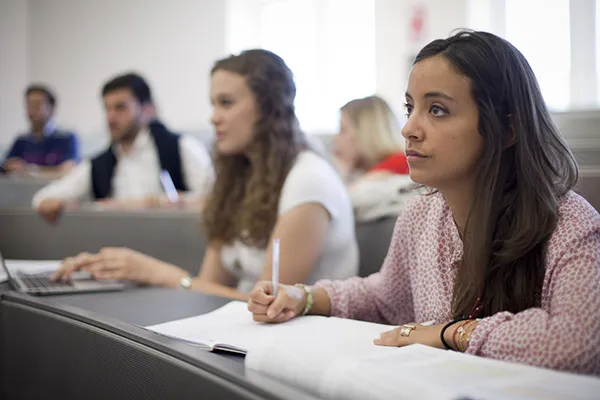 Gruppo di studenti on campus