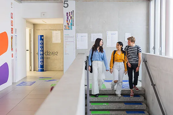 Gruppo di studenti on campus