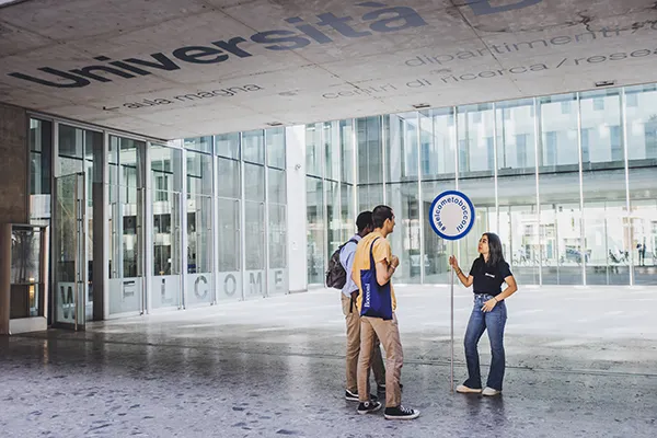 Gruppo di studenti on campus