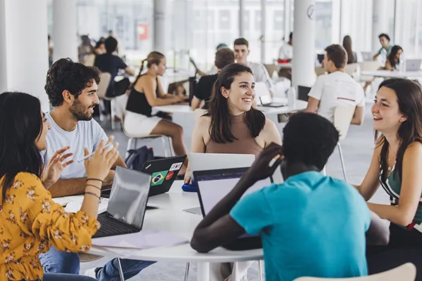 Gruppo di studenti on campus