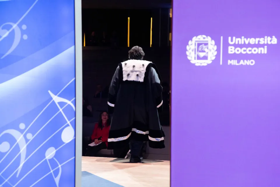 Rector Billari, from behind, during the Researchers' Night event.