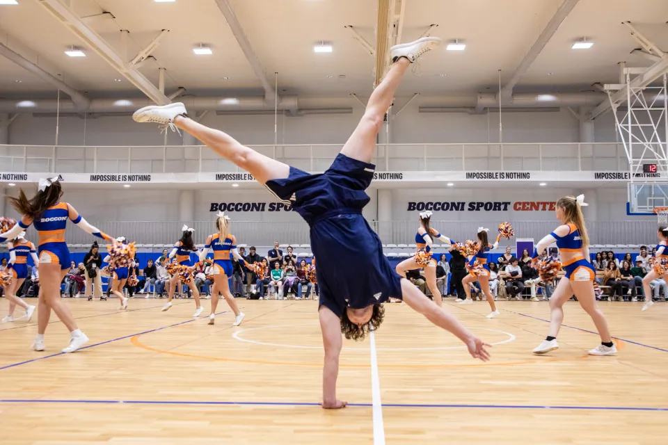 A student playing sports in the Bocconi Sport Center.