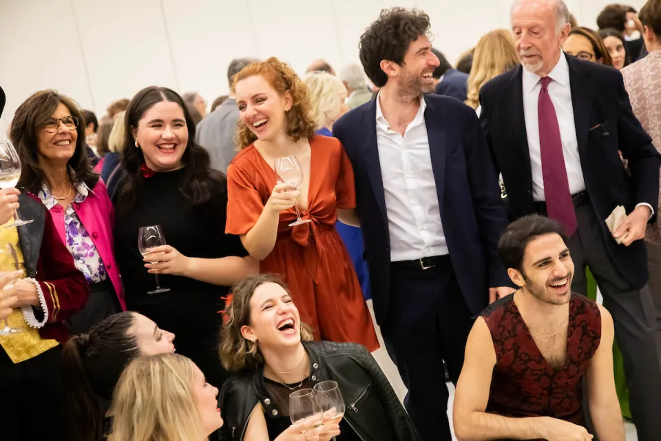 Ricercatori alla Notte dei Ricercatori nel foyer dell'Aula Magna.