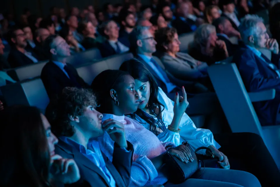 Studenti e studentesse seguono con attenzione la Notte dei Ricercatori.