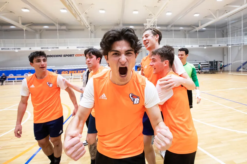 Momento di orgoglio e gioia durante una partita di calcio agli Intramural, BSC. 