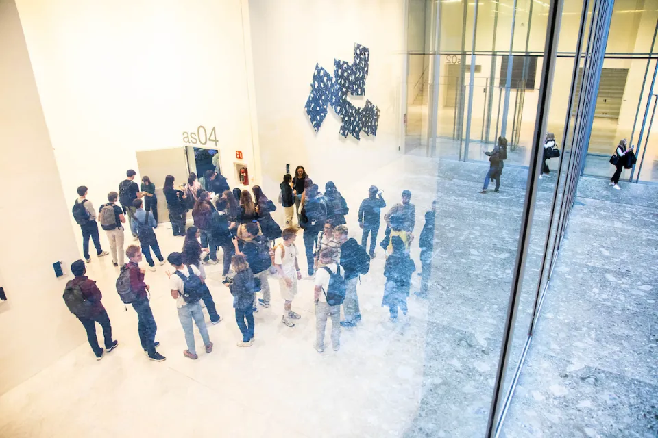 Studenti e studentesse in attesa di entrare in un'aula.