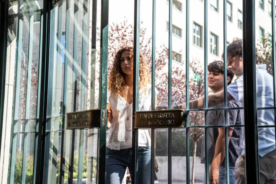 Students entering the Sarfatti 25 building.