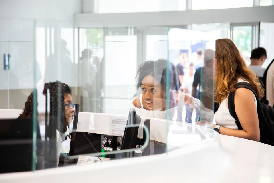 Studentesse chiedono informazioni presso Campus Life.