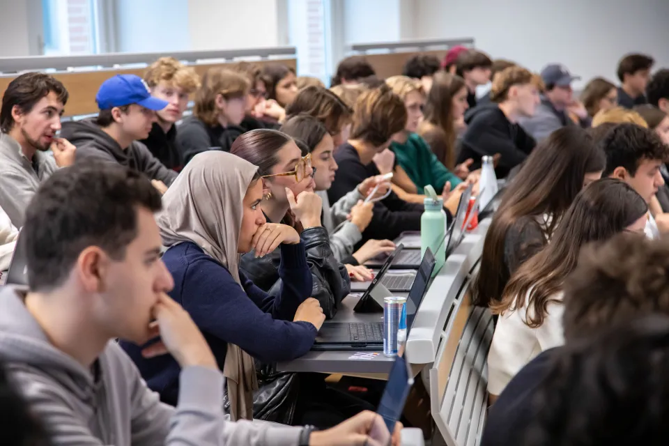 Una lezione in una classe multiculturale.