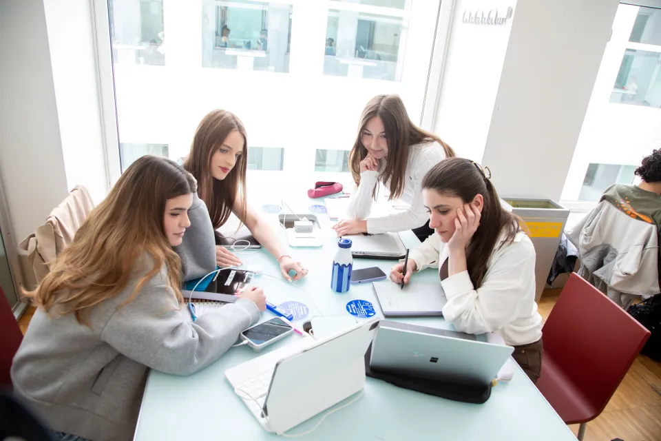 Studentesse che collaborano in un momento di studio.