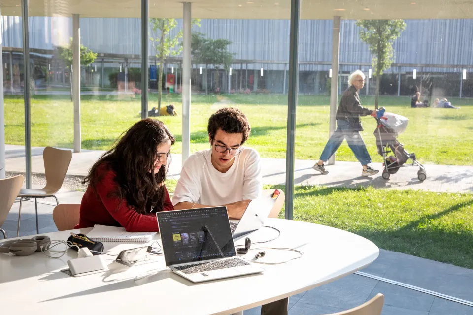 Due studenti si confrontano negli spazi studio della Residenza Castiglioni.