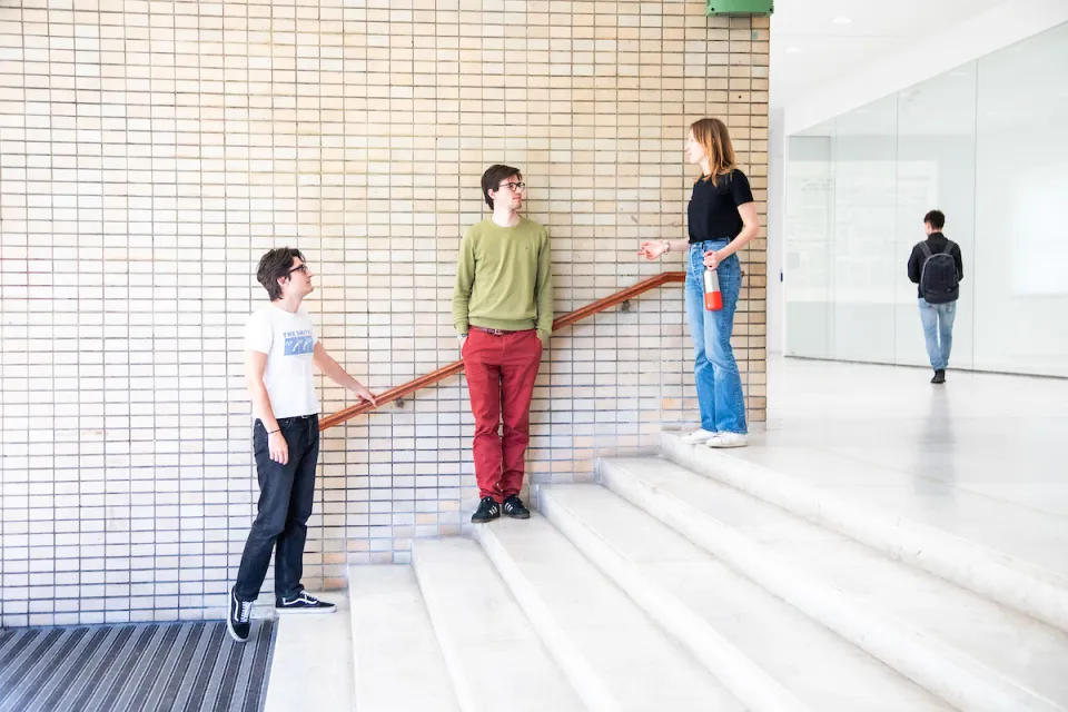 A group of students on the steps of Sarfatti 25.