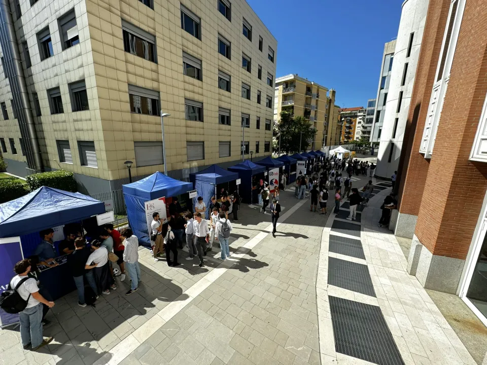 Cortile velodromo con desk delle associazioni studentesche