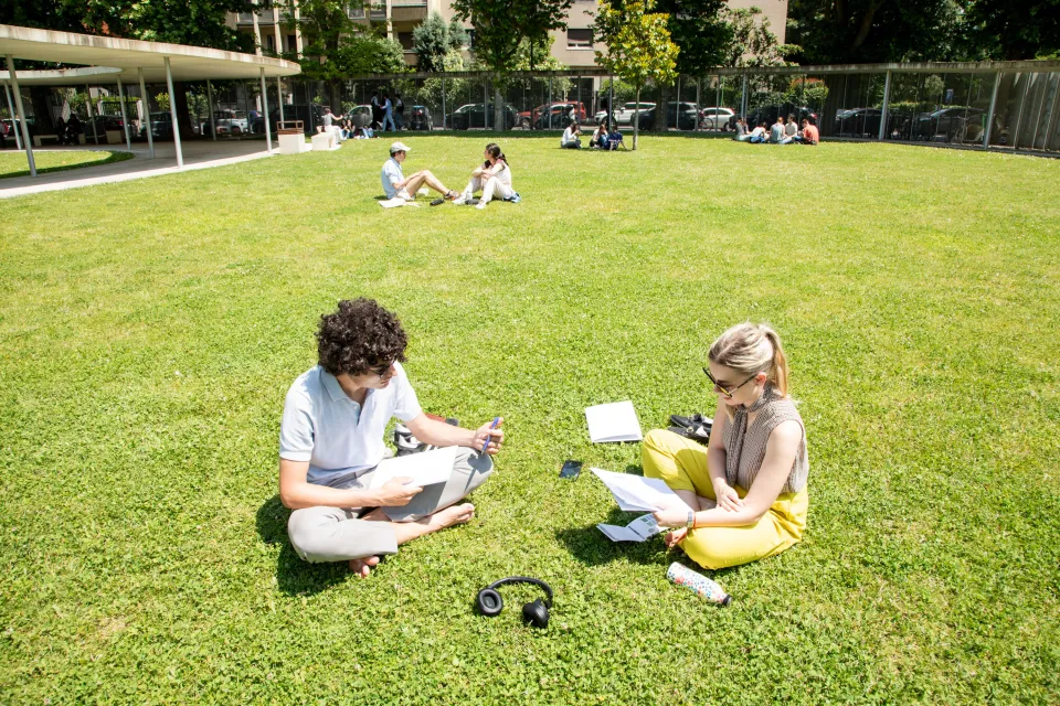 Momento di studio nel parco del campus urbano.