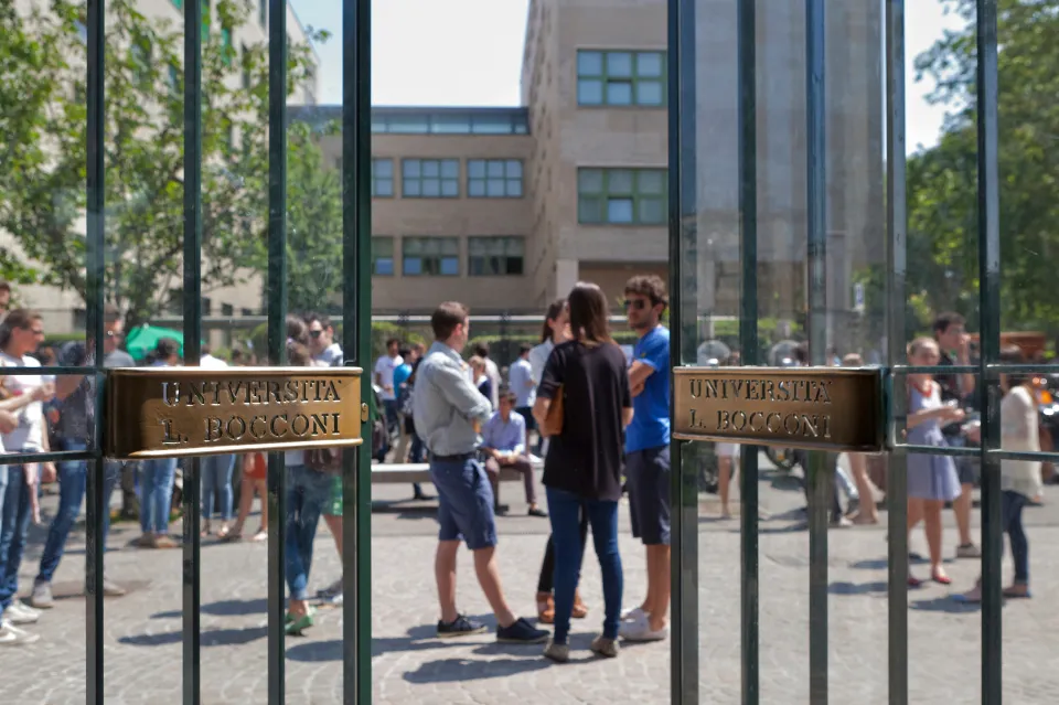 immagine della porta di ingresso dell'edificio della Biblioteca 