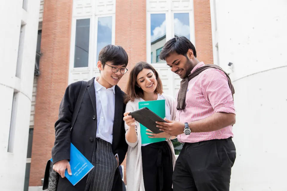 Gruppo di studenti on campus