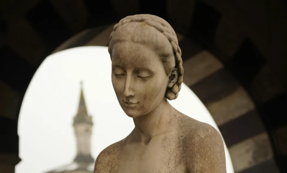 statua di donna