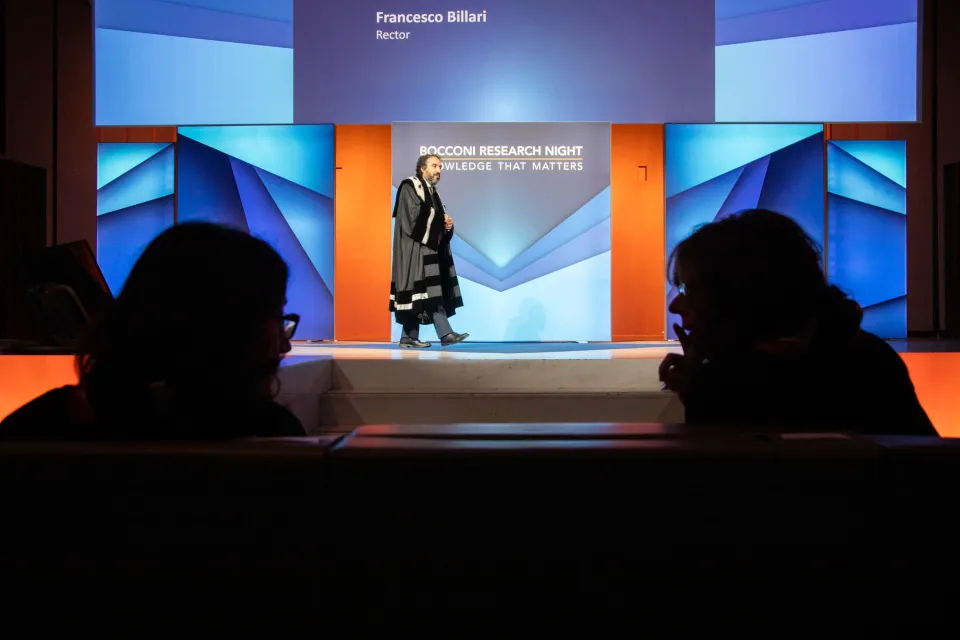 Il rettore Billari in toga cerimoniale inaugura la Notte dei Ricercatori dal palco dell'Aula Magna. 