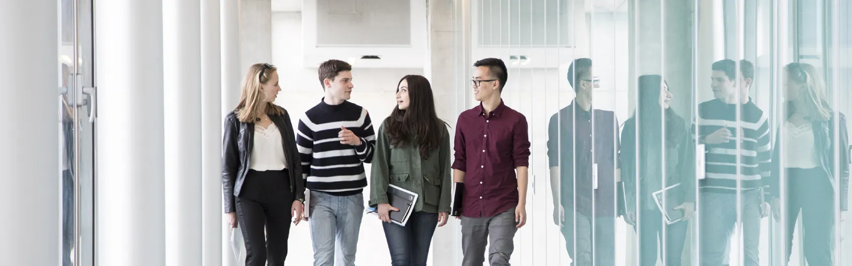 Gruppo di studenti on campus