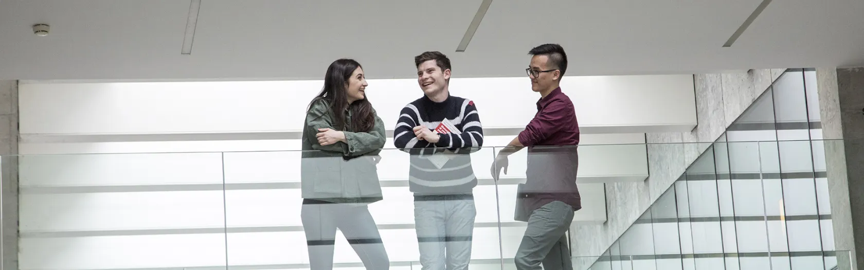 Gruppo di studenti on campus