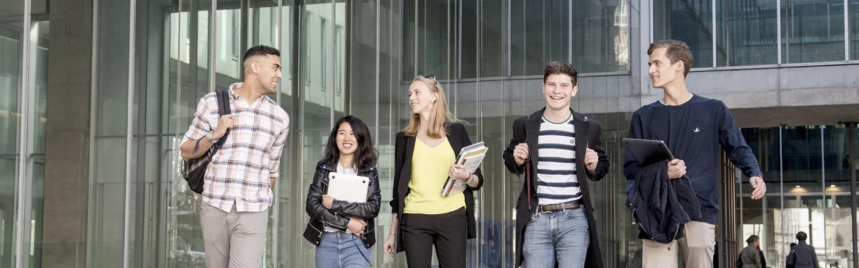 Gruppo di studenti on campus