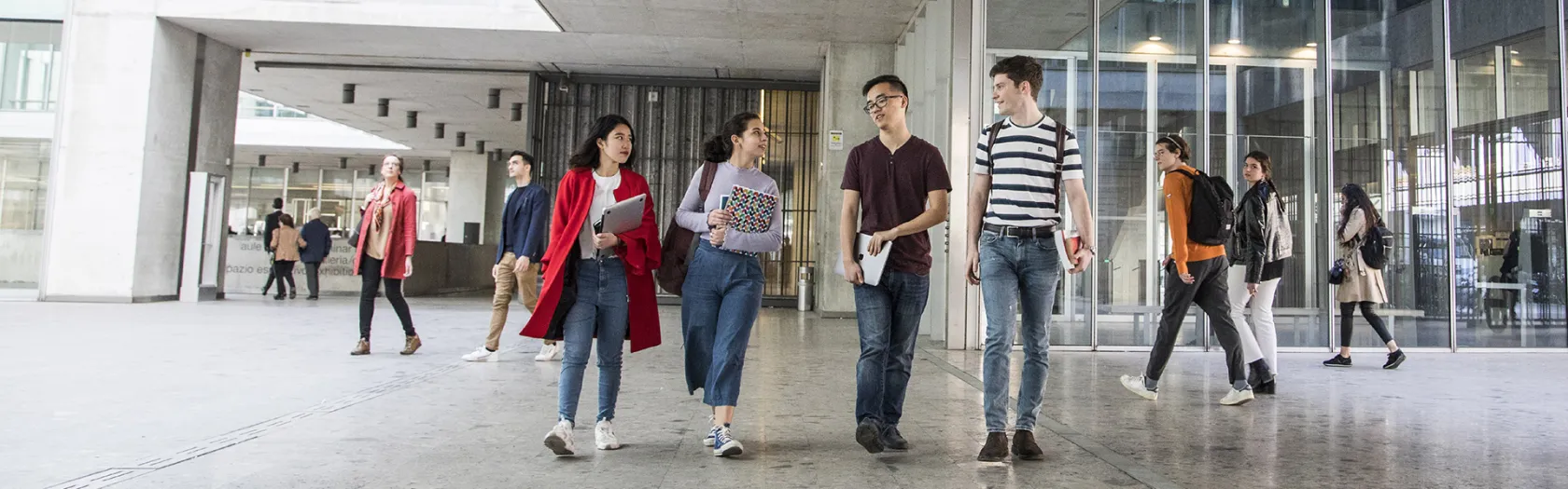 Gruppo di studenti on campus