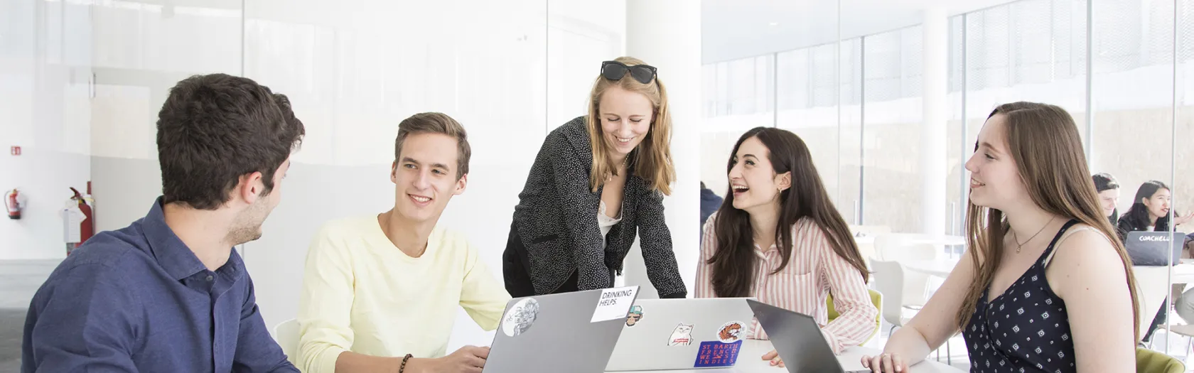 Gruppo di studenti on campus