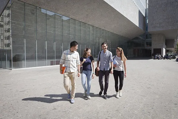 Gruppo di studenti on campus