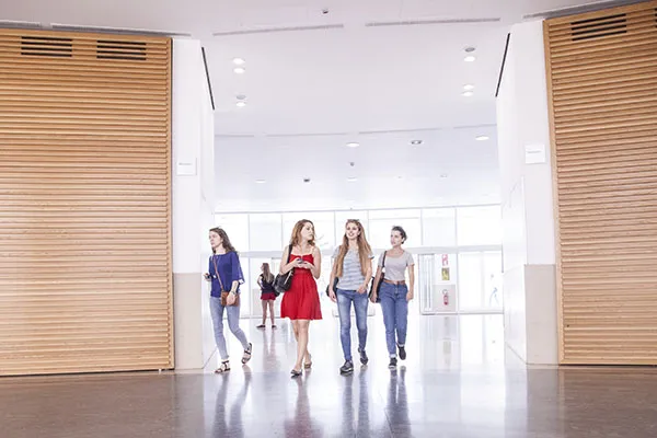 Gruppo di studenti on campus