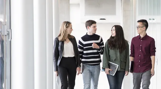 Gruppo di studenti on campus