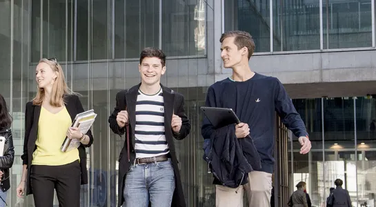 Gruppo di studenti on campus