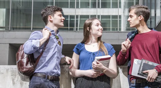 Gruppo di studenti on campus