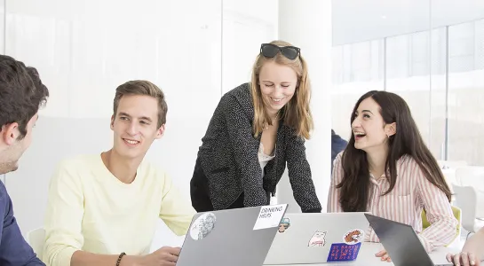 Gruppo di studenti on campus