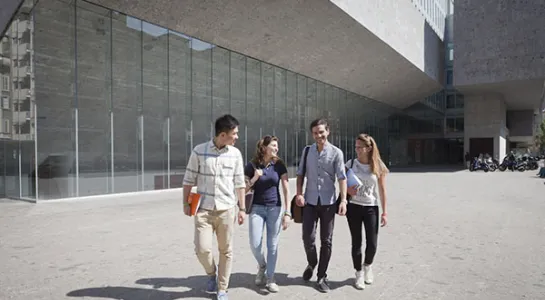 Gruppo di studenti on campus
